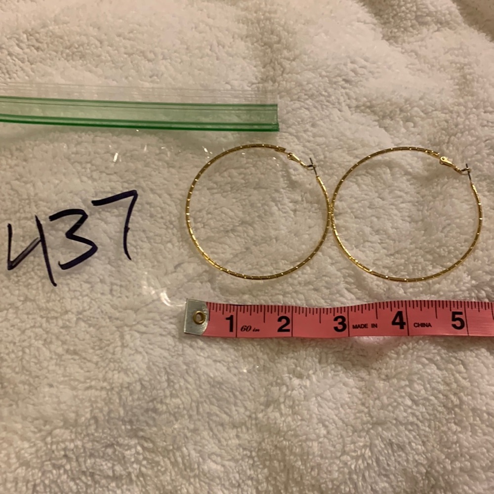 NWOT NORDSTROM GOLD COLORED HOOP EARRINGS